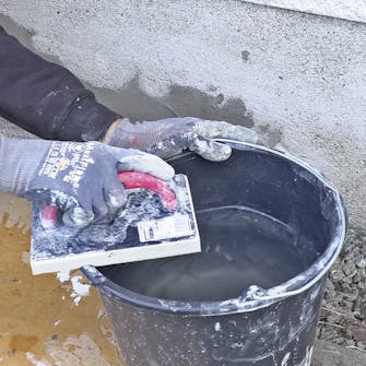 Skader i sokkelpuds: Gør et skumbræt (også kaldet filtsebræt) vådt Skader i sokkelpuds: Gør et skumbræt (også kaldet filtsebræt) vådt